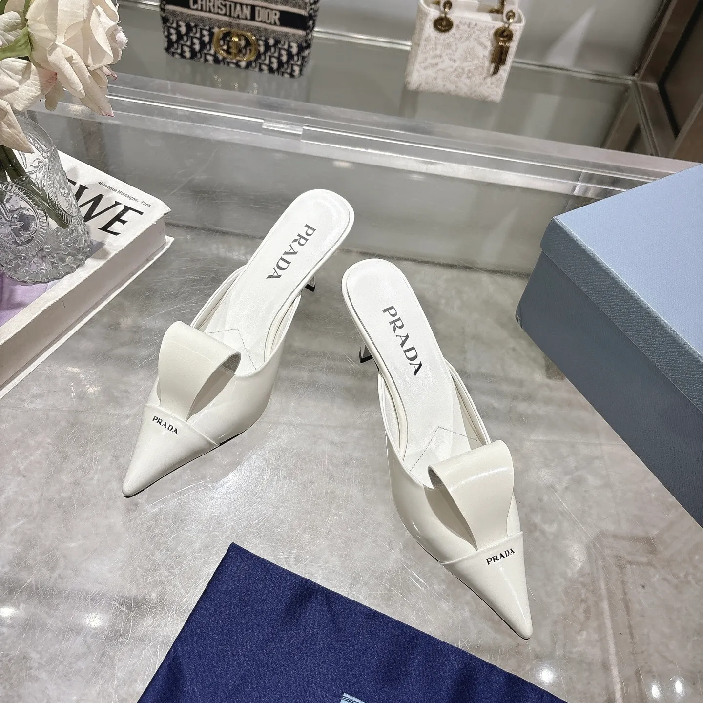 👟👟Ex-factory price 540👟👟 High version ex-factory PRADA* Prada 25ss spring and summer new Mary Jane pointed-toe high-heeled shoes fashion shoes. Purchased from the original version and developed 1:1, perfect details, comfortable on the feet, can be matched with beautiful spring and summer clothes, exquisite and durable 🤩 ✔Upper: original open-edge beaded cowhide ✔Inner: sheepskin ✔Outsole: Italian genuine leather outsole ✔Heel height: 5.5cm, 7.5cm ✔Number of yards: 35-40 (41 customized, non-refundable) ✔Packaging: Original full set of packaging